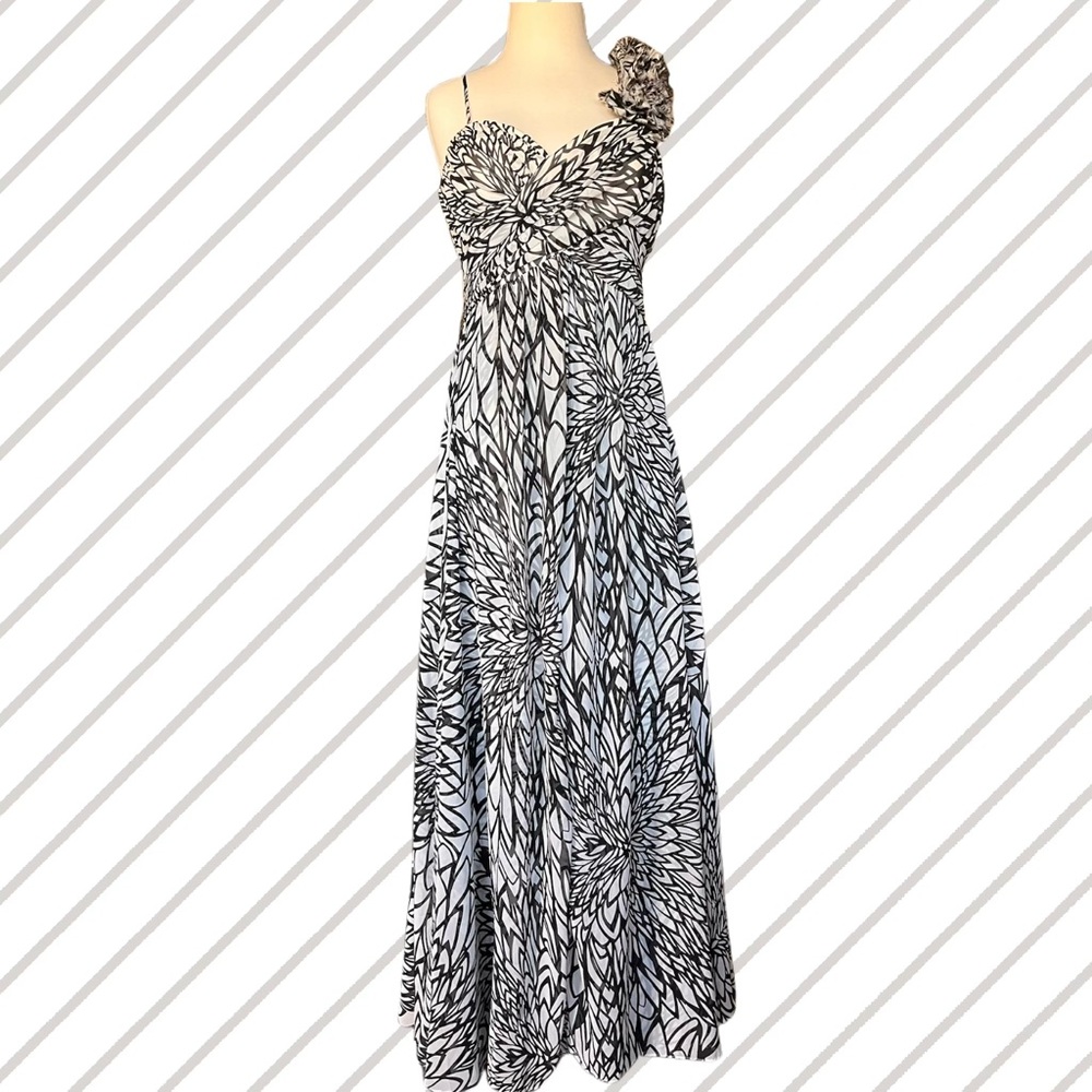 👗 Betsy&Adam Black & White Bold Floral Maxi w/ Single Shoulder Decorative Ruffle